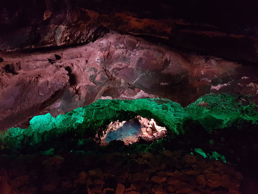 Blick in eine weitere wassergefüllte Höhle von Jameos del Agua