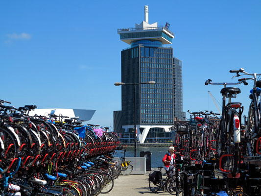 Shell-Tower mit A'DAM Lookout und Fahrradparkhaus der Centraal Station