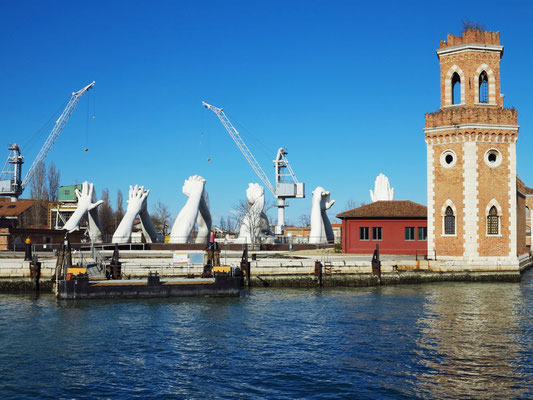 Exponat Building Bridges Lorenzo Quinn, Biennale 2019