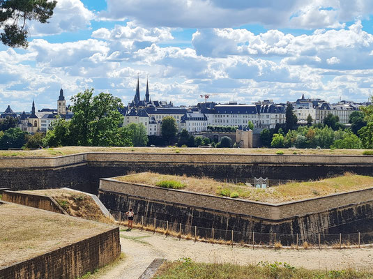 Blick vom Vorplatz des Musée Dräi Eechelen auf die Stadt