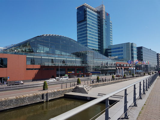 Hafengebäude am Veemkade am Fluss Ij mit Mövenpick Hotel Amsterdam City Centre