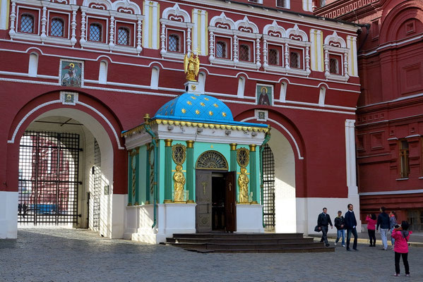 Auferstehungstor mit Iverskaya-Kapelle zwischen ehemaliger Stadtduma (heute Kriegsmuseum von 1812) und Historischem Museum