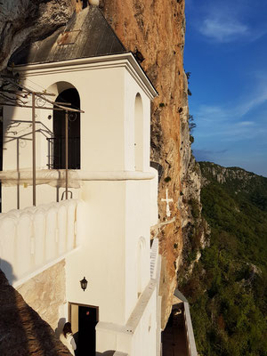 Blick auf die Kirchturmspitze der Heilig-Kreuz-Kirche