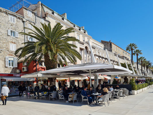 Split, Stadtpromenade mit Restaurants und Bars vor dem Diokletianspalast