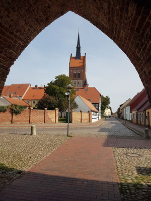 Blick durch das Anklamer Tor zu Kirche St. Marien