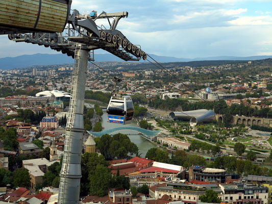 Blick vom Burgberg Nariqala (Bergstation der Seilbahn) 