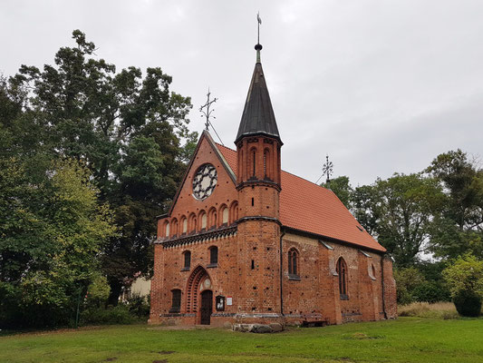 Kapelle Althof, Wiege des Klosters Doberan, Erstgründungsort des Zisterzienserklosters in Althof (1171) (Gebäude vermutlich 14. Jh., neugotischer Westgiebel)