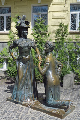 Bronzeskulptur für Pronya Prokopivna Sirkova and Svirid Petrovich in der Desyatina Street nahe der Andreaskirche