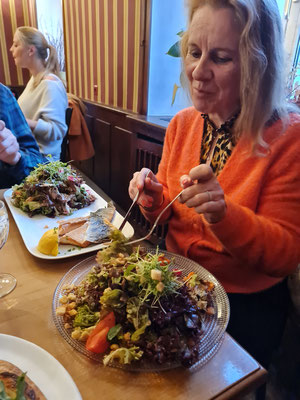 Im Restaurant "Der Kaiser": Salat und Fisch