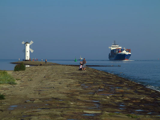 An der Mündung der Świna in die Ostsee. Einlaufen des Container-Schiffs EXPERT