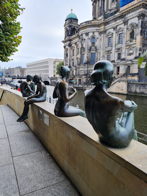 Wilfried Fitzenreiter: Drei Mädchen und ein Knabe, am Ufer der Spree, gegenüber vom Berliner Dom