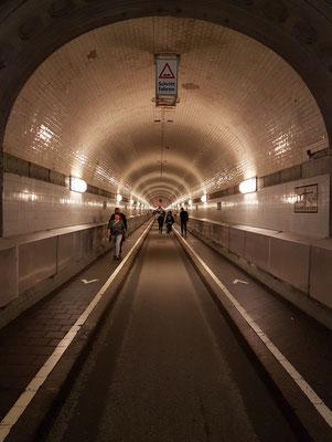 Der 1911 eröffnete St. Pauli-Elbtunnel mit der 426,5 m langen Tunnelröhre unter der Norderelbe