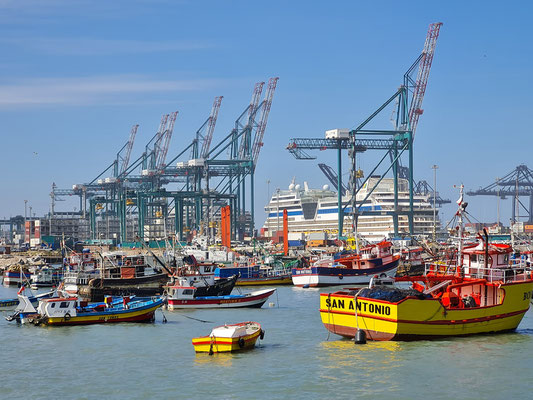 Hafen von San Antonio mit AIDAsol