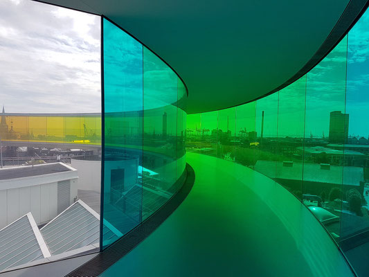 In der begehbaren Installation "Your rainbow panorama" von Olafur Eliasson