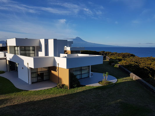 Ferienanlage Cantinho das Buganvilias, im Hintergrund der Vulkan Pico