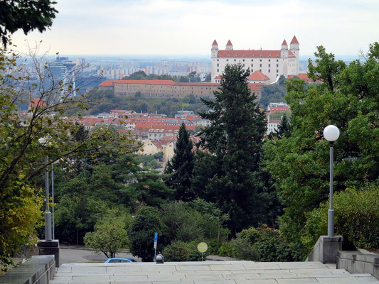 Haupttreppenaufgang im Süden, Blick zur Burg Bratislava