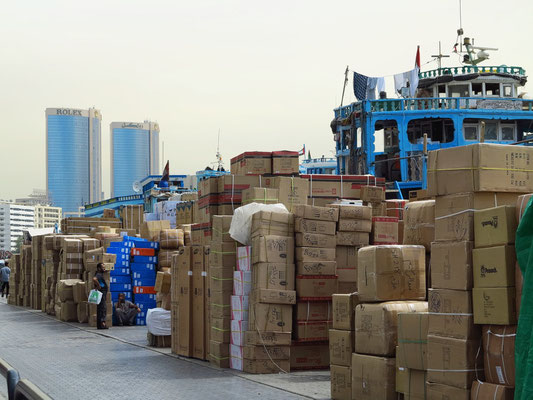 Hier werden Waren auf die alten Holzboote (Dhaus) verladen mit Ziel Iran, Pakistan und Westindien.