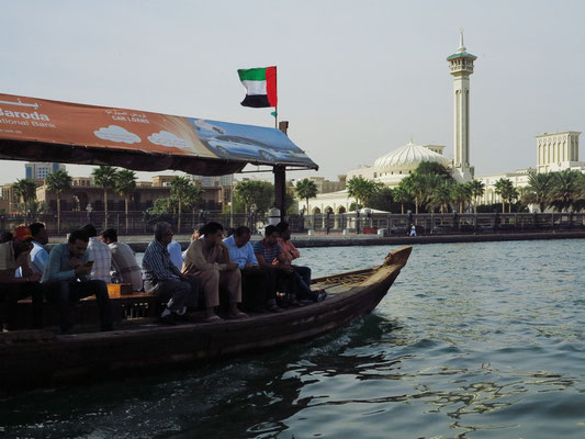 Mit dem Holzboot-Taxi (abra) nach Al Bastakiya