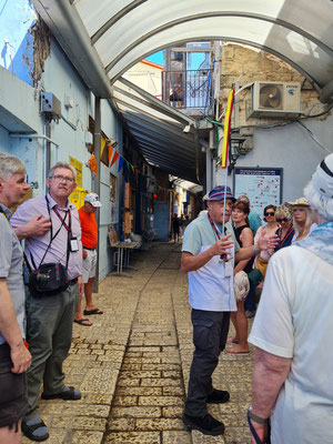 Zu Fuß durch die Hauptstraße von Safed