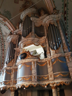 Spätbarockes Orgelgehäuse von 1792 mit neuer Orgel von 1870, grundlegender Umbau im Jahr 1973 mit neuem Pfeifenwerk