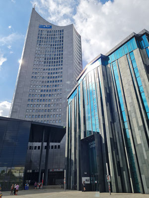 City-Hochhaus (Panorama Tower), rechts Universität Leipzig