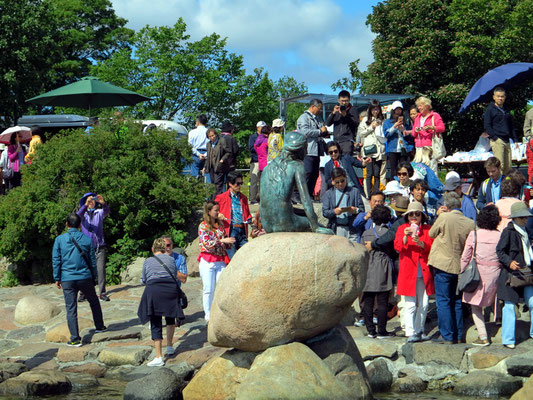  Blick vom Wasser auf die berühmte Bronzeskulptur der kleinen Meerjungfrau  (Den Lille Havfrue) von Edvard Eriksen aus H. C. Andersens gleichnamigem Märchen