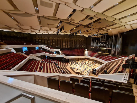 Großer Saal mit 1900 Plätzen und ausgezeichneter Akustik