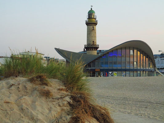 „Teepott“ und Leuchtturm in Warnemünde