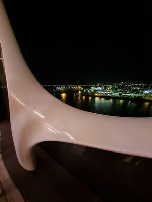 Elbphilharmonie. Fassadenelemente und Blick auf die beleuchtete Stadt