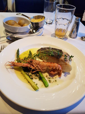 2. Gang: Grilled halibut with Norway lobster, green asparagus, lemon hollandaise