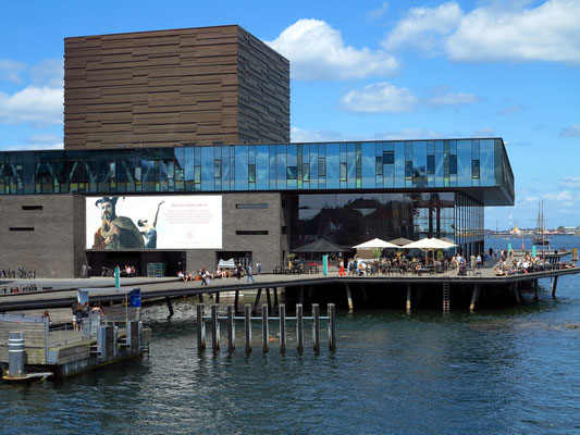 Neues Schauspielhaus von 2008. Im Großen Saal finden 650 Zuschauer Platz, in den kleineren Sälen 250 bzw. 100 Zuschauer