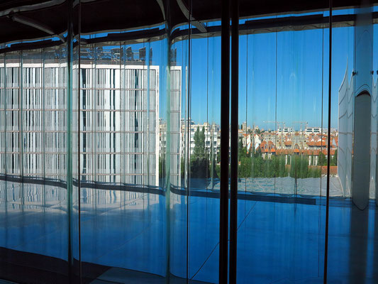 Casa da Música, Gewelltes Glasfenster im Großen Saal