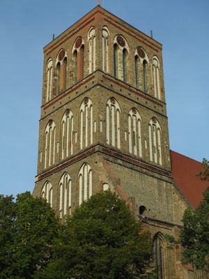 Anklam. Kirchturm der Nikolaikirche. Der Kirchturm brannte im Zweiten Weltkrieg aus und soll durch das Projekt Ikareum rekonstruiert werden.