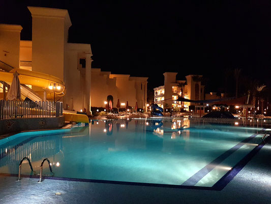 Pool-Anlage des Hilton Resorts bei Nacht