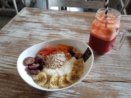 Zum Breakfast: Good Morning Fruitopia (Overnight soaked oats with bananas, strawberries, grapes, mango, almonds, muesli, creamy curd and honey), 590 Cal, dazu ein Red Mint Cleanser (Beetroot, carrot, apples and mit leaves), 328 Cal