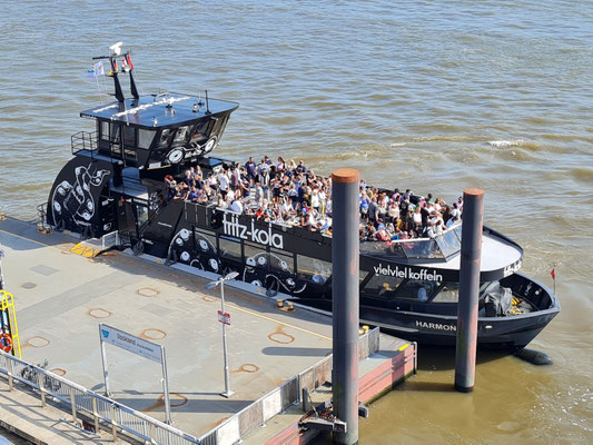 Ein Schiff der Hafenrundfahrt, Anlegestelle Dockland