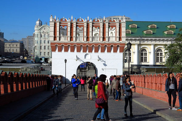 Zugang zum Kreml über die Troitsky-Brücke mit dem Kutafja-Turm