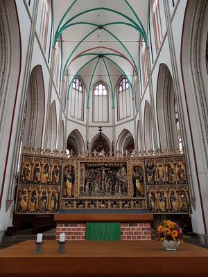 Das Lotse-Retabel, gotischer Flügelaltar: zentrales Sandsteinrelief mit Kreuzigung