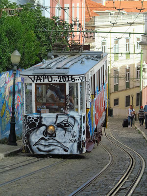 Standseilbahn von der Unterstadt zur Bairro Alta