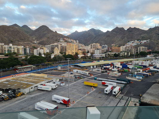 Hafengelände von Santa Cruz de Tenerife, im Hintergrund das Anaga-Gebirge