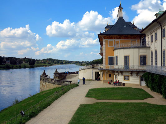 Seitenansicht des Wasserpalais und Blick auf die Elbe flussabwärts