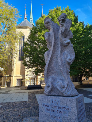 Monumentale, 4 Meter hohe Skulptur zum Gedenken an die Opfer des Holocaust, 2018 eingeweiht, ein Werk von Shelomo Selinger, einem französisch-israelischen Künstler polnischer Herkunft, der neun Konzentrationslager überlebt hat