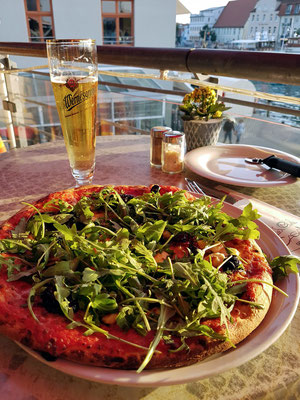 Mediterranes Restaurant Casa Mia. Vegetarische Pizza mit Rucola, dazu Wernesgrüner Pils Legende