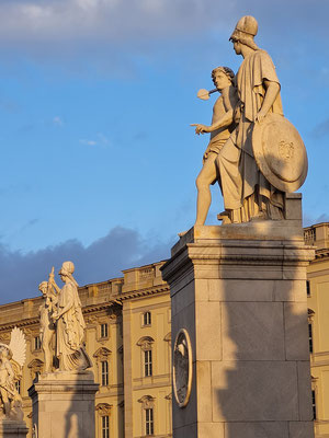 Figurengruppen auf der Schlossbrücke, dahinter Humboldt Forum (Historisches Residenzschloss)