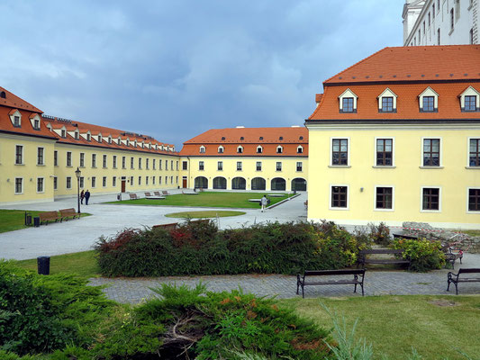 Burg Bratislava, Gebäude auf der Westterrasse