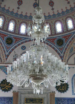 Kronleuchter in der Külliye Moschee