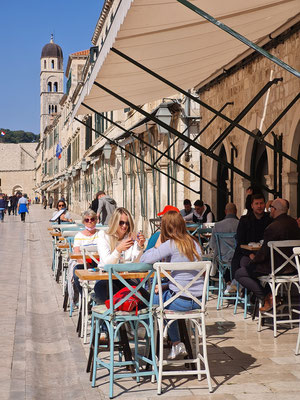 Stradun mit kleinen Cafés