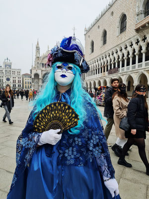 Erste Begegnung mit den Karnevalisten Venedigs auf dem Markusplatz, auf der Piazzetta di San Marco und an der Riva degli Schiavoni