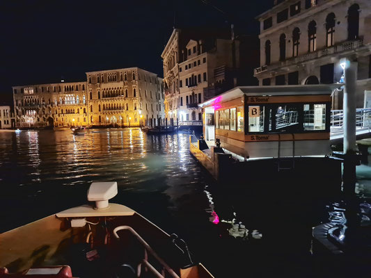 Anfahrt zum Fährterminal San Toma', im Hintergrund der Palazzo Giustinian