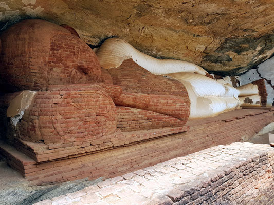 Liegender Buddha unterhalb des Pidurangala-Monoliths